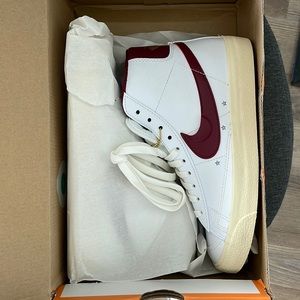 Nikes Women’s Mid Blazer ‘77 SE